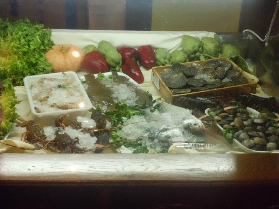 Expositor de pescado y marico, del Restaurante el Cortojo