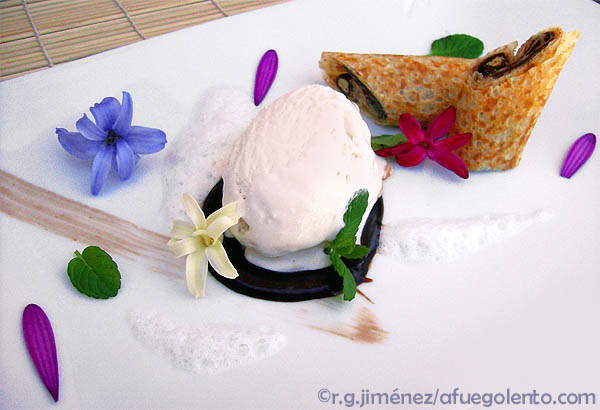 Rollitos de chocolate y platano con helado de maíz blanco y flores del jardín de Los Condes