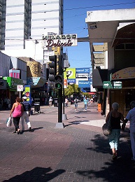calle peatonal en el centro comercial de Quilmes