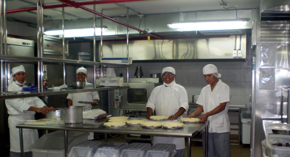 Grupo de cocineros realizando su trabajo