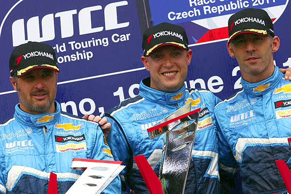 De izq a dcha: los corredores Muller, Huff y Menu en el podio de Brno
