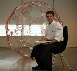 Bixente Muñoz con su bola de foie junto a la obra real de Carsten Höller, la esfera