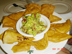 El tradicional guacamole con dos clases de totopos