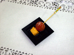 Pincho de queso de Murcia al pimentón con tomate y aceite de ñoras
