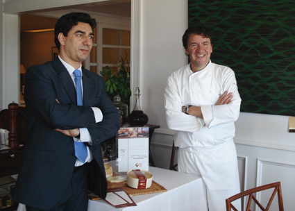 Javier Muñoz, director técnico de la D.O. Torta del Casar, y Koldo Royo. Foto: CdM