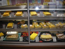 Diferentes Tamagoyaki (tortilla dulce), en el mercado de Tsukiyi
