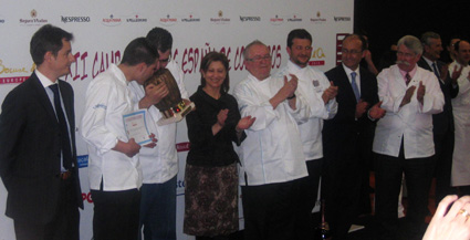 Los finalistas del campeonato de cocineros, junto a miembros del jurado y la organización