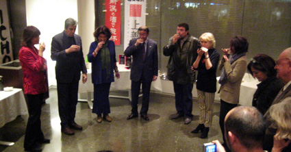 Los asistentes a la presentación de la obra degustaron sake