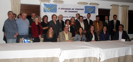 Integrantes de las jornadas con la alcaldesa del Puerto de la Cruz (Tenerife), en el centro