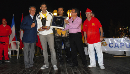 Fabián Martín recoge el premio del Campeonato Mundial de Nápoles