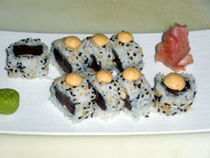 Uramaki o roll de atún con salsa picante