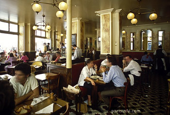 Restaurante en Place Saint Ferdinand. Foto: Jacques Lebar (Oficina de Turismo de París)