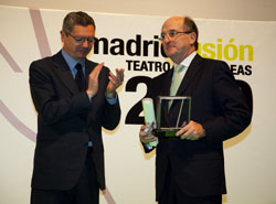 Alberto Ruiz Gallardón entrega el premio a Antonio Brufau