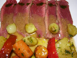 Roastbeef con salsa y verduras salteadas