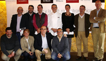 Samuel Perea con colaboradores de Cocina por la paz