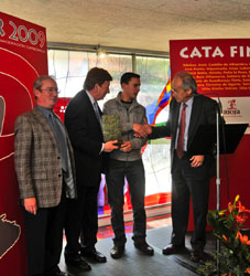 Iker Martínez Pangua recogiendo su trofeo