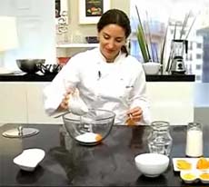 Elena Arzak prepara Natillas de chocolate y achicoria con nata de cítricos