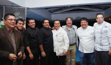 Karlo Álvarez (izq) con los chefs de 
