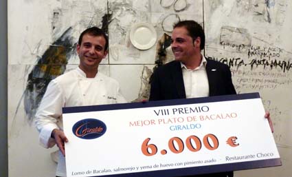 Kisko García recibe el premio en la VIII edición del Mejor Plato de Bacalao Giraldo