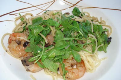 Espaguetis con rúcula, setas y gambas. Foto: CdM