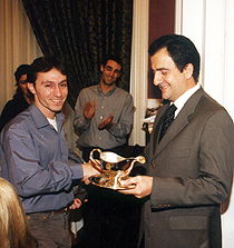 Enrique Martínez entrega el premio a Alberto García