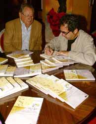 José Oneto firmando libros