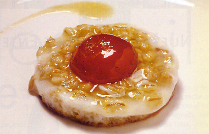 Yema de huevo marinada con fritada blanca de cebada