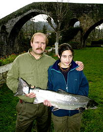 El pescador Virgilio Huergo con su hija
