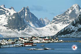 Pequeño pueblo pesquero de las Islas Lofoten de Noruega