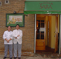 Sara y Yolanda en la entrada del restaurante