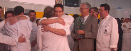 Alejandro García Urrutia, en un emocionado abrazo con Juan Mari Arzak