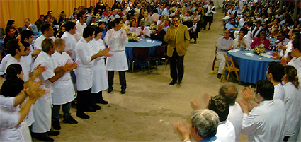Los cocineros, haciendo el pasillo de honor a Carlos Gamonal (Intxaurrondo 2002)