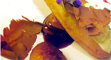 Foie gras revestido de frutas al perfume de Oporto y rebanada de pan
