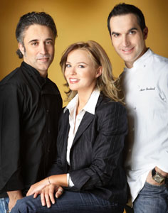Cristina Ferré escoltada por los dos chefs