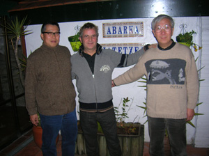 Yukio Konishi, Luis Bujanda propietario de Abarka Jatetxea, y Kouji Fukaya
