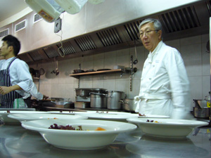 Kouji Fukaya revisa el emplatado de uno de sus platos