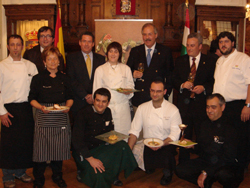 Alcalde de Calahorra con los cocineros