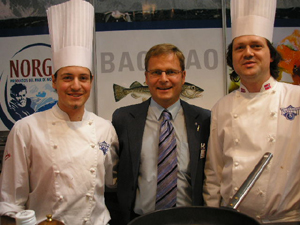 Arne Sorving junto a dos cocineros