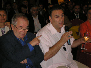 José Andrés toma la palabra con J. M. Arzak a su lado