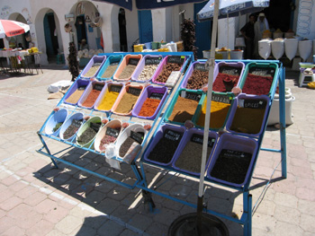 Parada ambulante de especias en Túnez