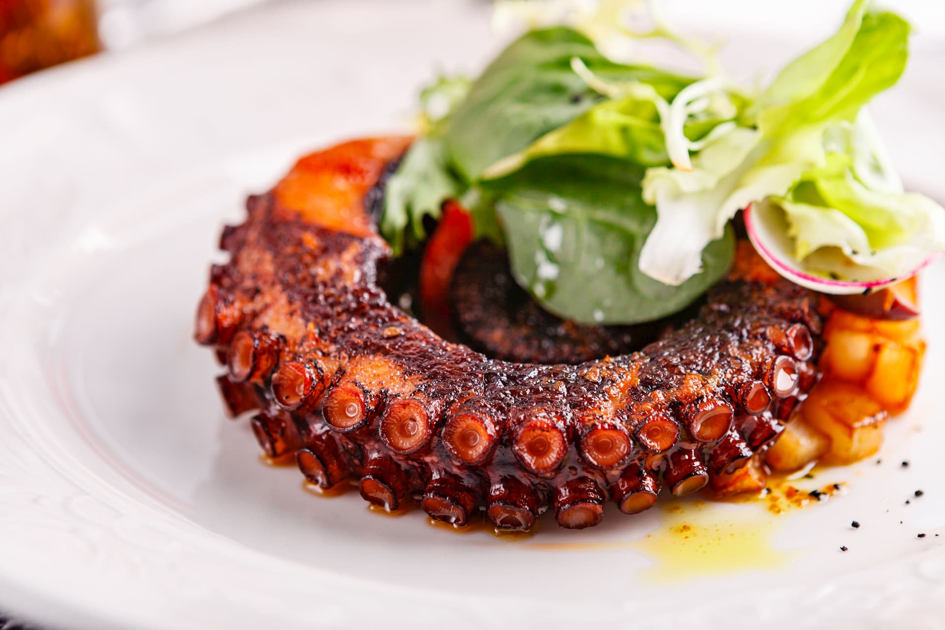 Receta de Pulpo a la Parrilla con Patatas, Aceitunas Negras y Glaseado de Mandarina - A Fuego Lento Receta de Pulpo a la Parrilla con Patatas, Aceitunas Negras y Glaseado de Mandarina - A Fuego Lento