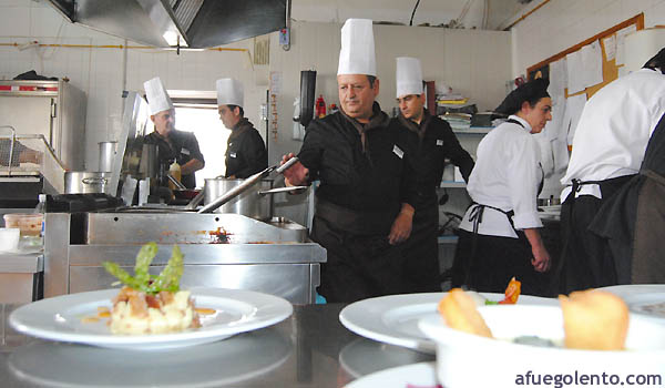 Cocineros en la cocina de Vejer