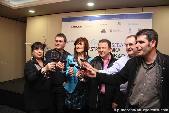 Pilar Zorrilla, brindando en la presentación