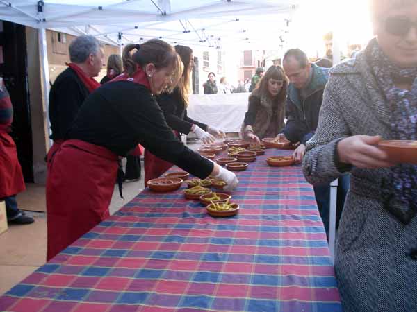 Reparto de platos de alubias. Foto: CdM