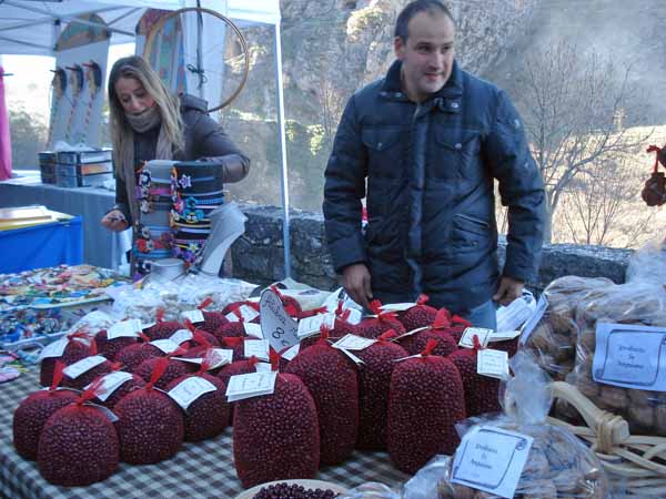 Puesto de alubias y nueces de Anguiano. Foto: CdM