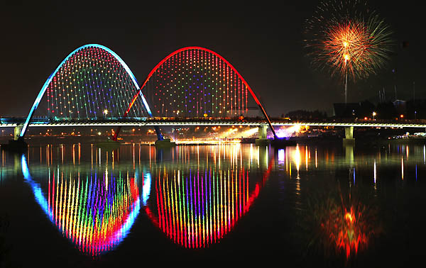 El reluciente puente que lleva a la Expo