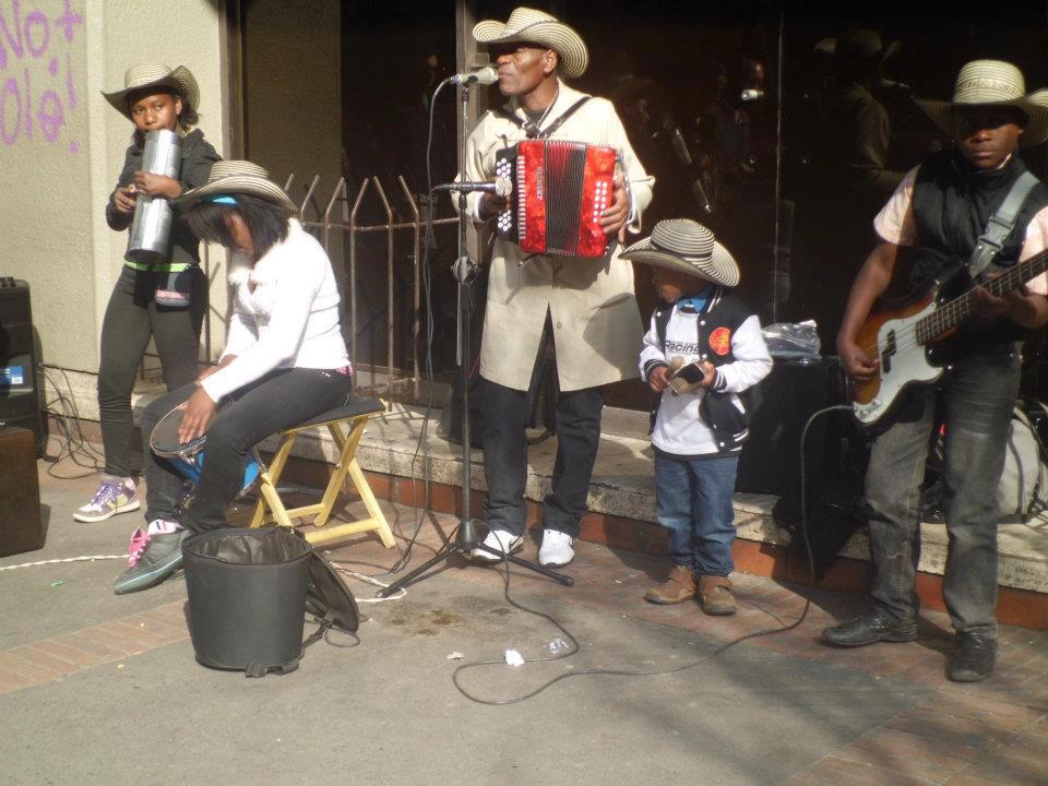 Grupo vallenato, en plena carrera séptima.