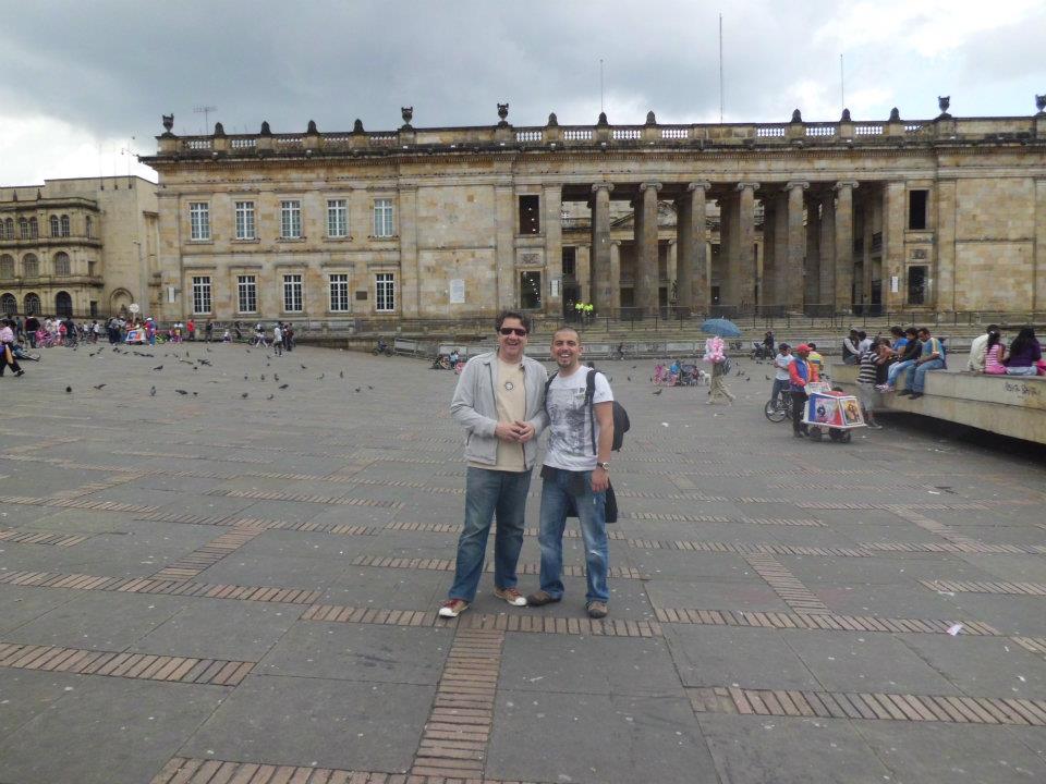 Koldo y Manu en la Plaza del Bolivar en el centro de Bogota