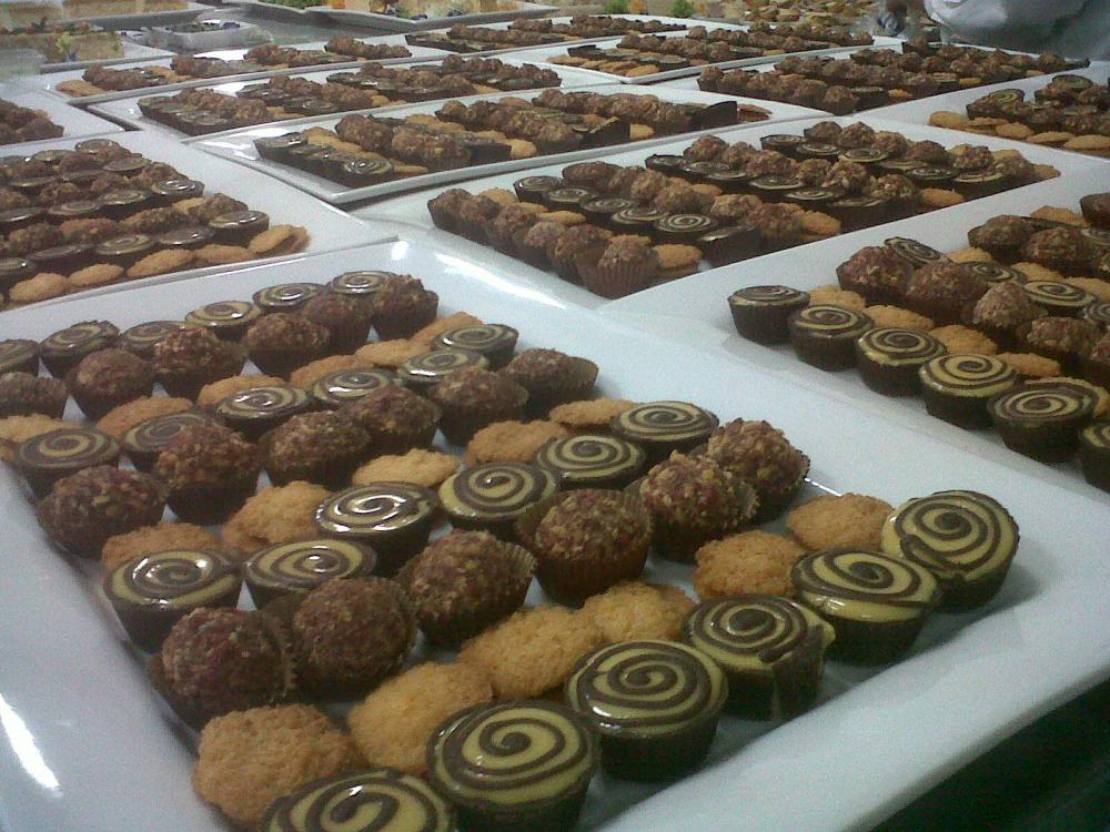 bombones de pralineé, cocaditas, canastillas de chocolate con lúcuma...