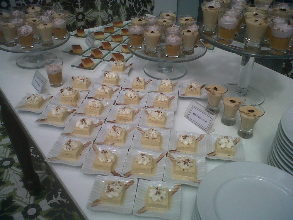  buffet de postres criollos:tres leches, suspiro a la limeña,arroz con leche, lecha asada...